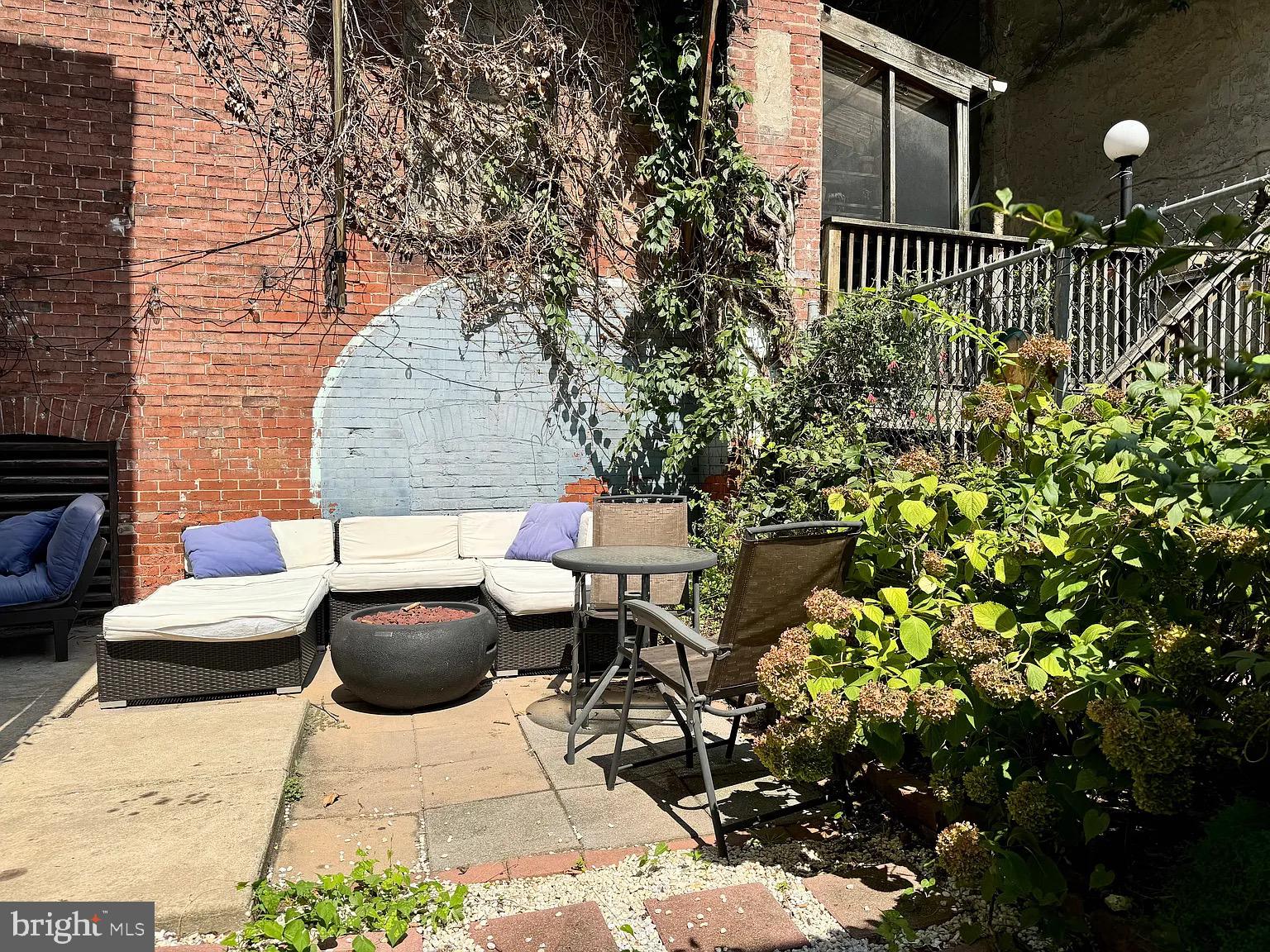 EAST KENSINGTON - Residential