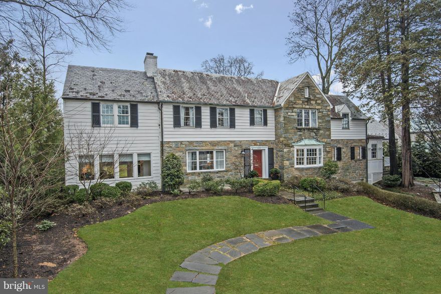 NEW LISTING! Absolute perfection! Beautiful Col on corner lot of 1/3 acre! LR w/ WB fp, DR w/ moldings, OVER-THE-TOP Kitch w/ attch BrkRm, spectac FamRm w/ vaulted ceiling, builtins & style galore! Plus Sun/Garden Rm, Office/Library & Mud Rm. 4BR, 5.5BA. Mstr Ste w/ priv balc & marble BA. Fully renov BA w/ marble & porce tile. Flat lot w/ deck & flagstone terr. OPEN SAT & SUN (2/8 & 2/9) 2-4pm!