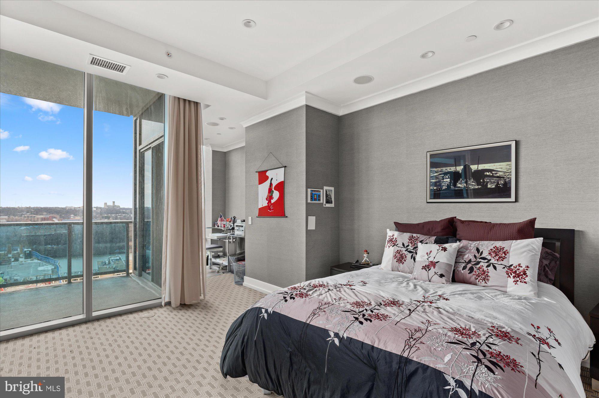 TURNBERRY TOWER - Residential