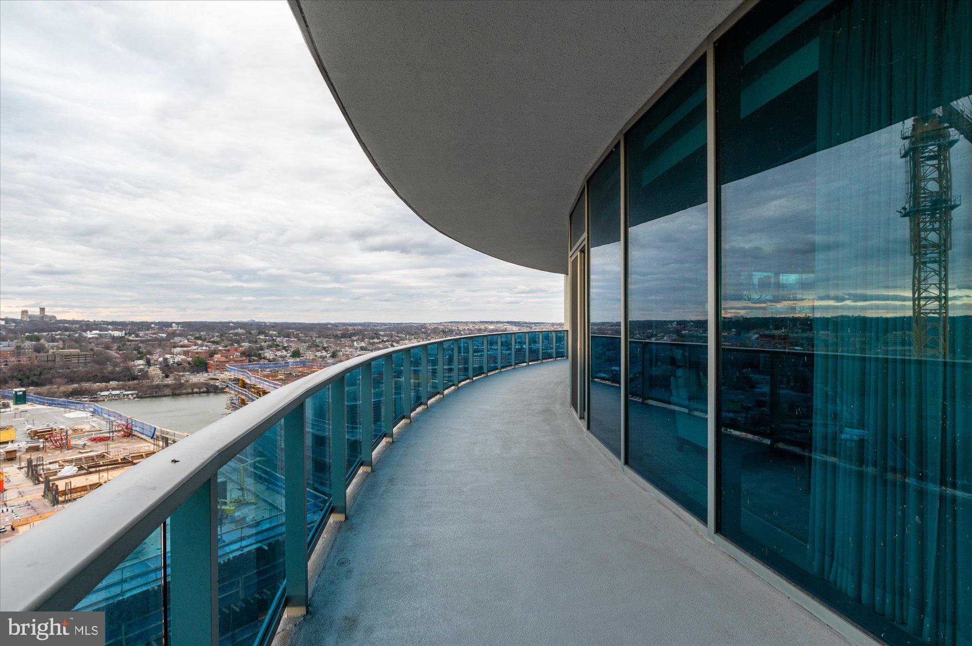 TURNBERRY TOWER - Residential