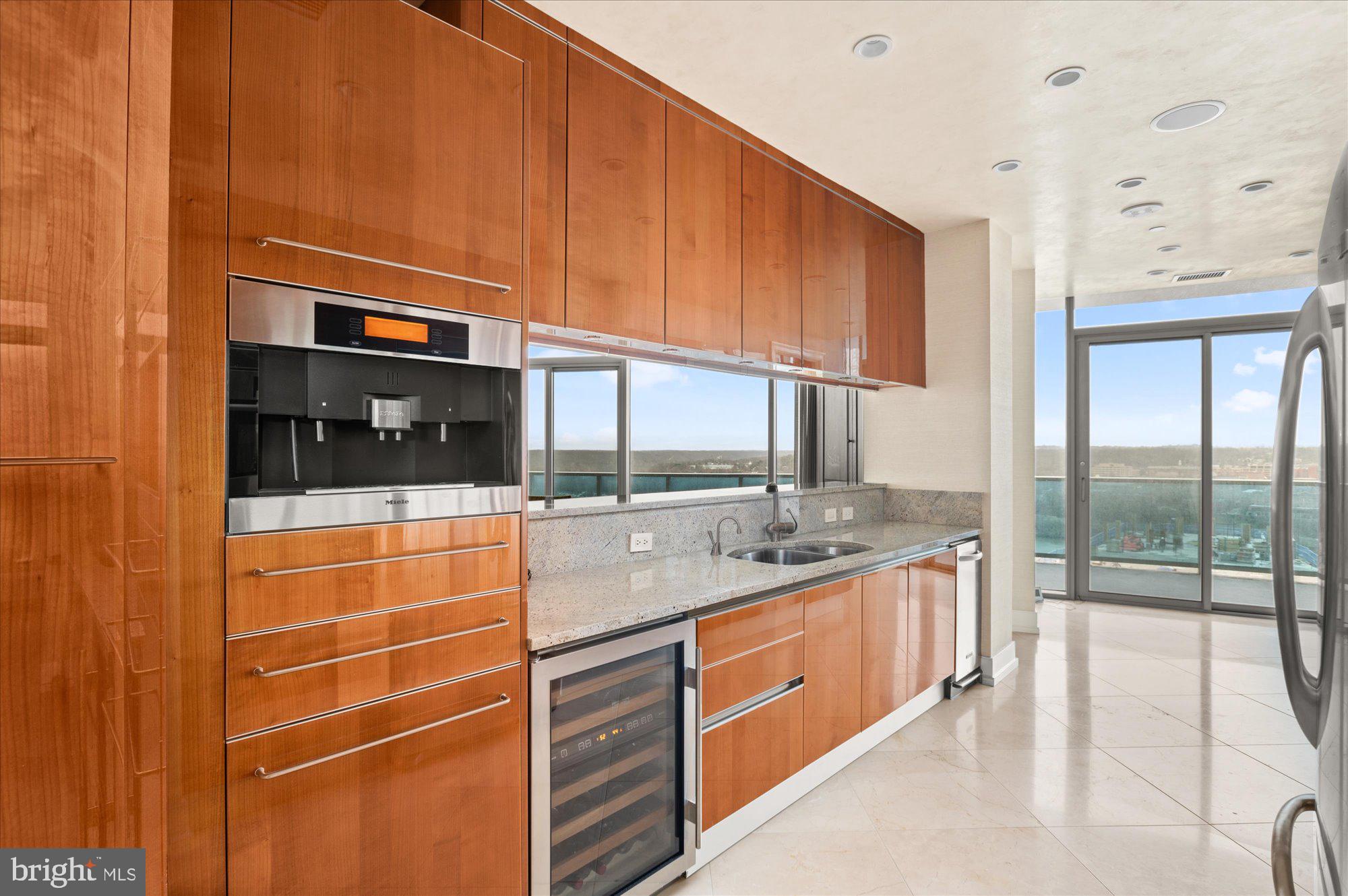 TURNBERRY TOWER - Residential