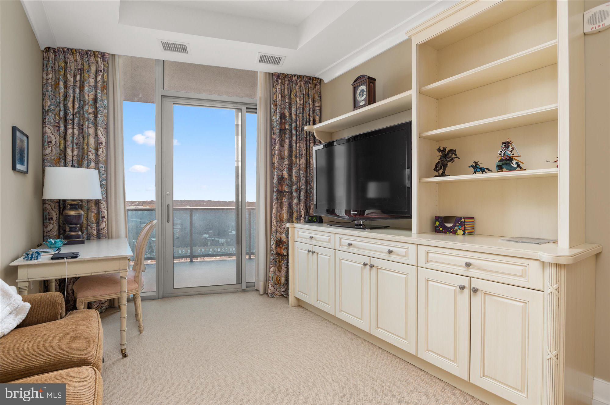 TURNBERRY TOWER - Residential