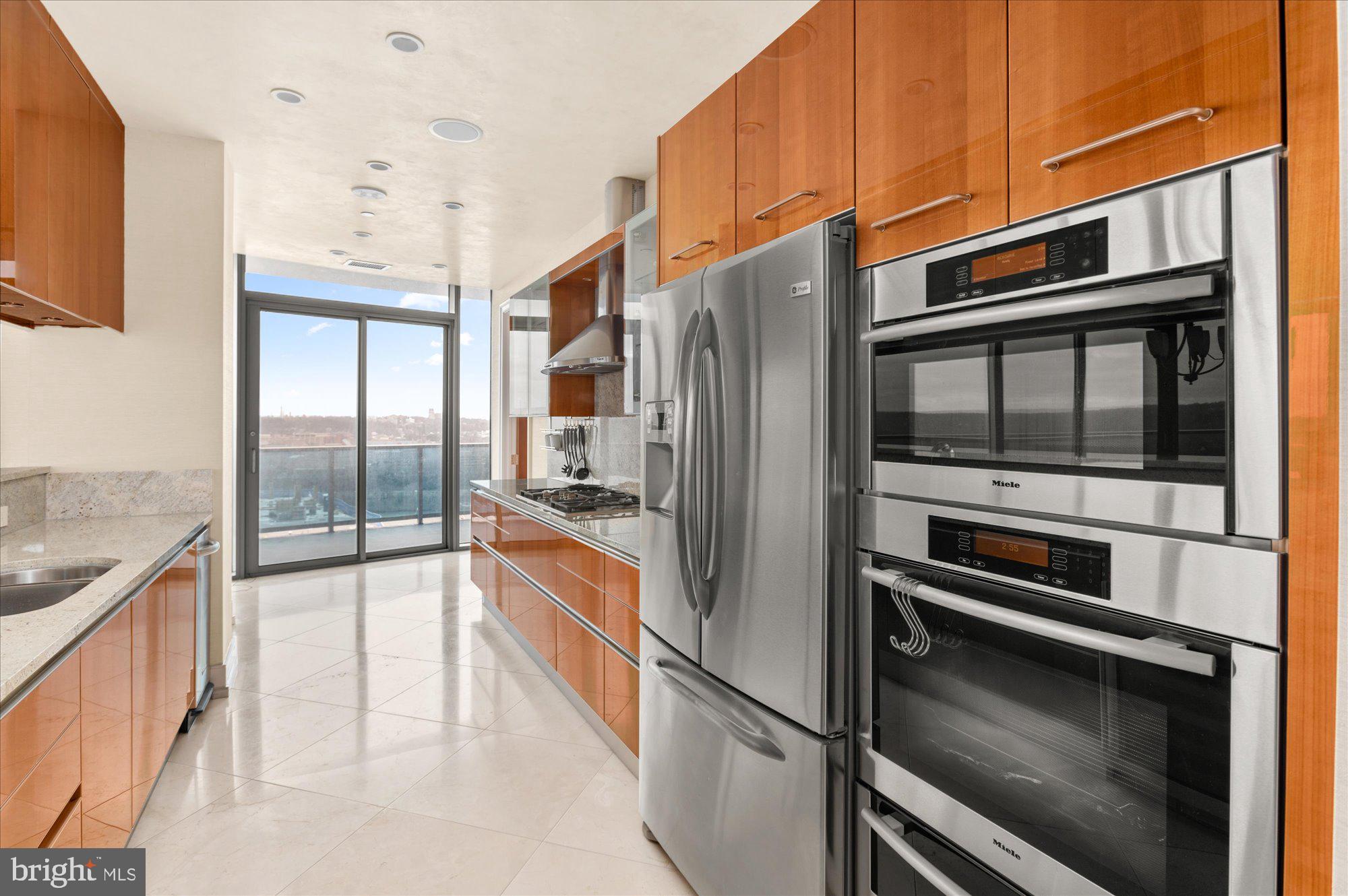 TURNBERRY TOWER - Residential