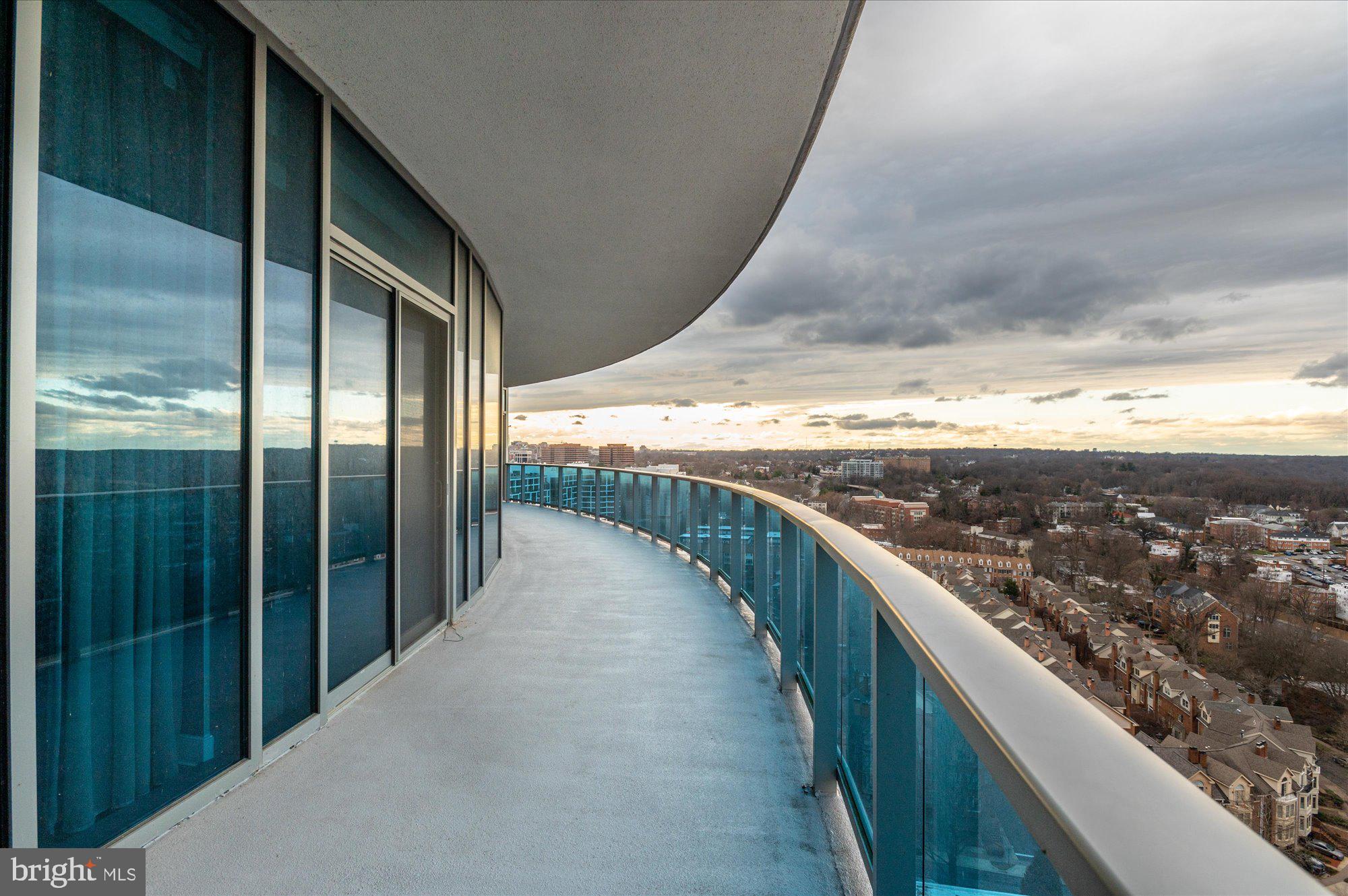 TURNBERRY TOWER - Residential