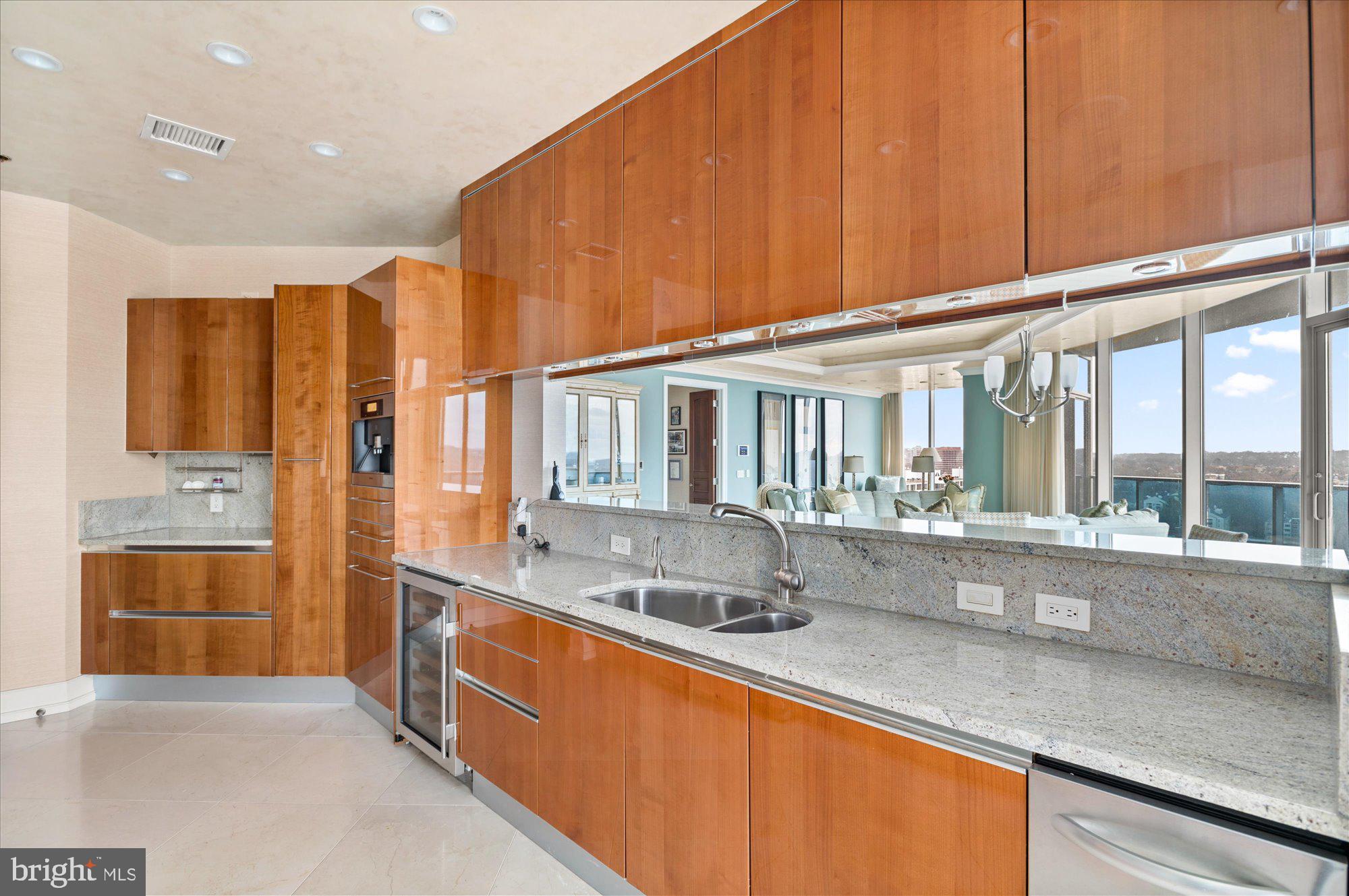 TURNBERRY TOWER - Residential