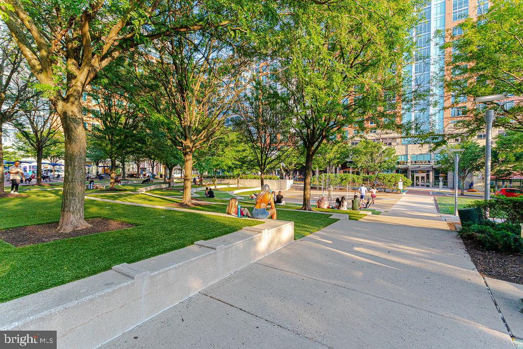 MIDTOWN AT RESTON TOWN CENTER - Residential