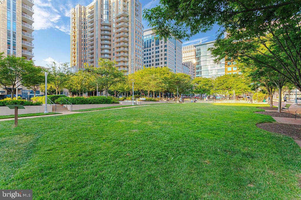 MIDTOWN AT RESTON TOWN CENTER - Residential