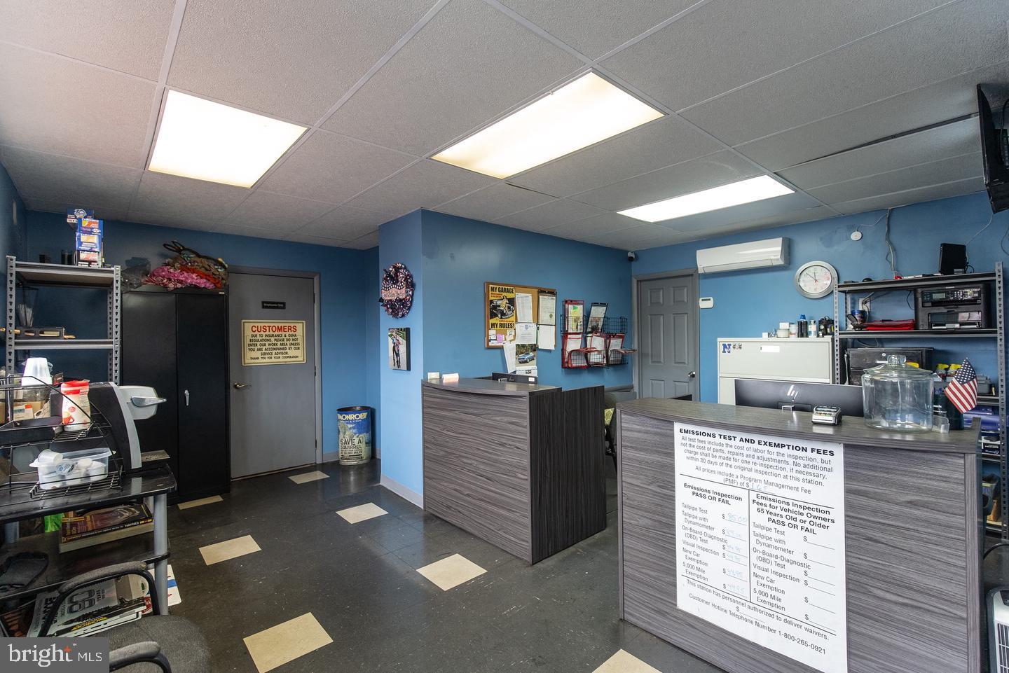 HOLMESBURG - Commercial Sale