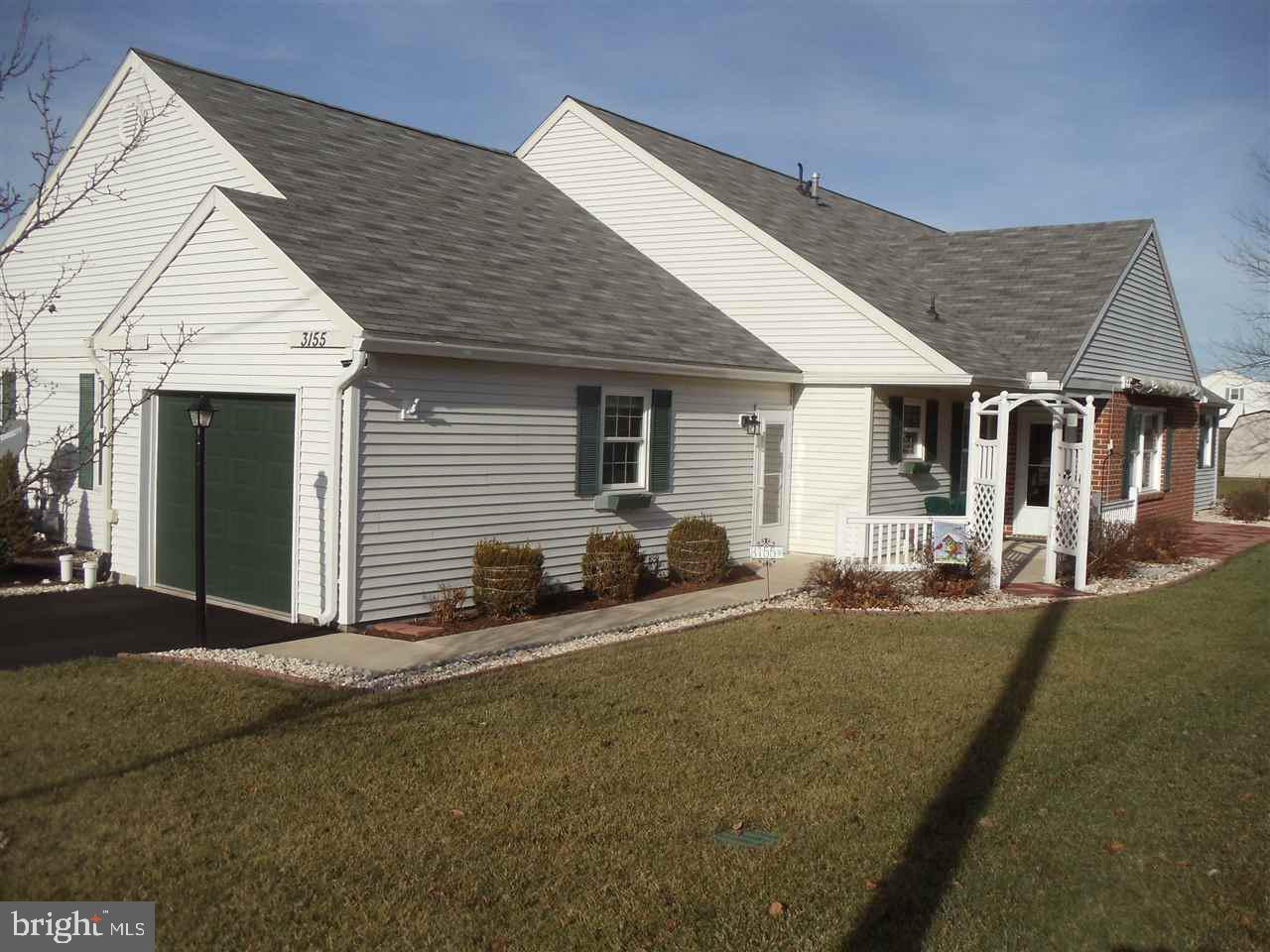 Ready to move in. This condo features remodeled kitchen, master bedroom with walk-in shower, new flooring and appliances. Also newer furnace and A/C. No more grass to mow or snow to shovel!