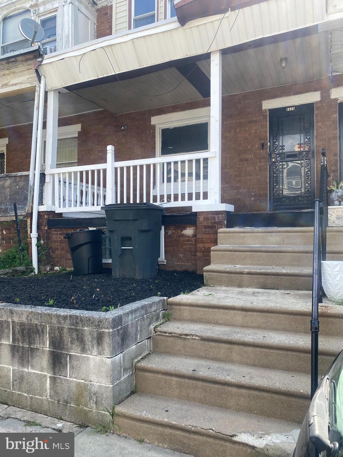 One way street, very private. Lovely starter home with 3 bedrooms and 1 bath. Centrally located in West Oak Lane. Close to local amenities - schools, transit and parks. "Walk Score (walkability) 77/100! Residents can run most daily errands on foot.
***Please note: There is no refrigerator included with this property.