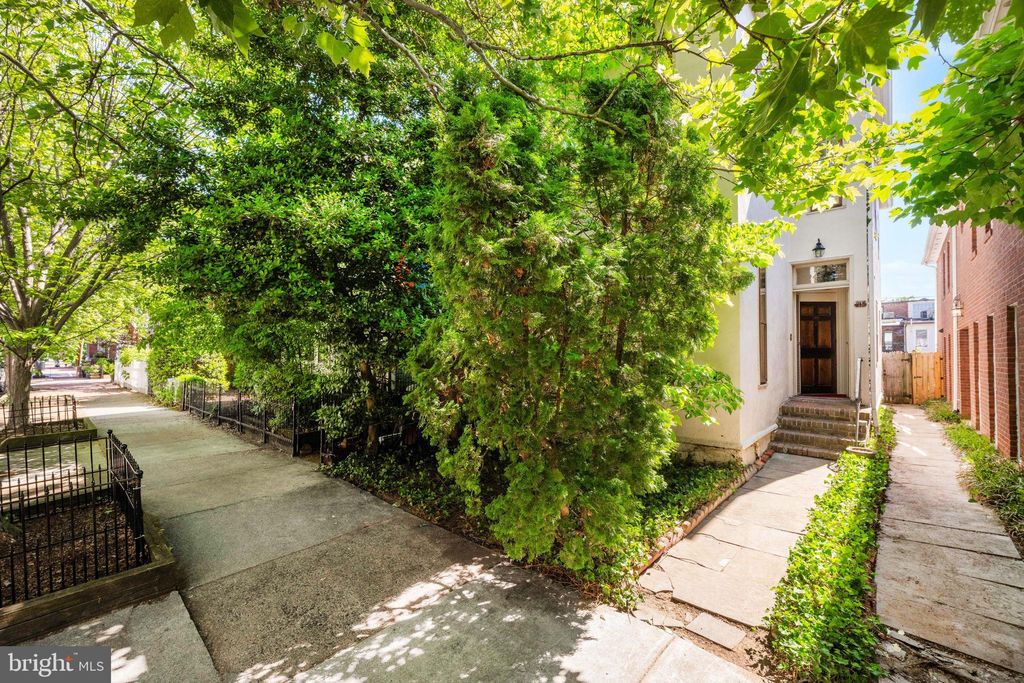 Photo of 215 N Columbus Street, ALEXANDRIA, VA 22314 (MLS # VAAX2060462)