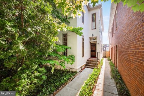 Photo of 215 N Columbus Street, ALEXANDRIA, VA 22314 (MLS # VAAX2060462)