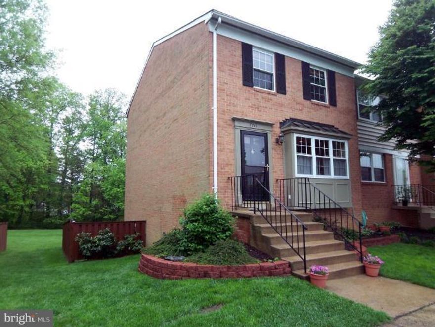 Super 3 level end unit in Falls Church.  Lots of open space in back & enclosed rear yard area.  Kitchen & baths remodeled!  Pool in community & tot lots.  parking out front.  Nice neighbors.    No thru street.  Walkout lower level to big enclosed yard.  Immaculate and freshly painted.  Over 2000 sq ft.