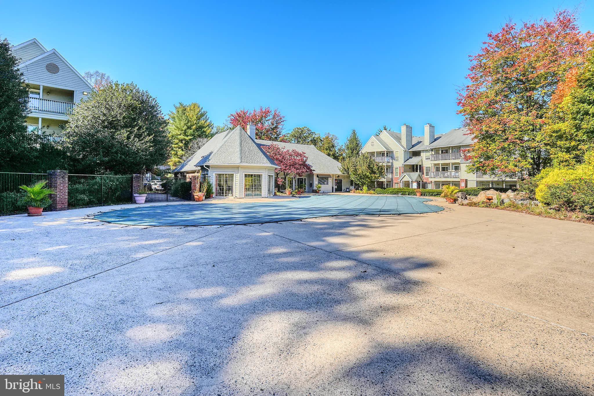 PENDERBROOK SQUARE CONDOMINIUMS - Residential