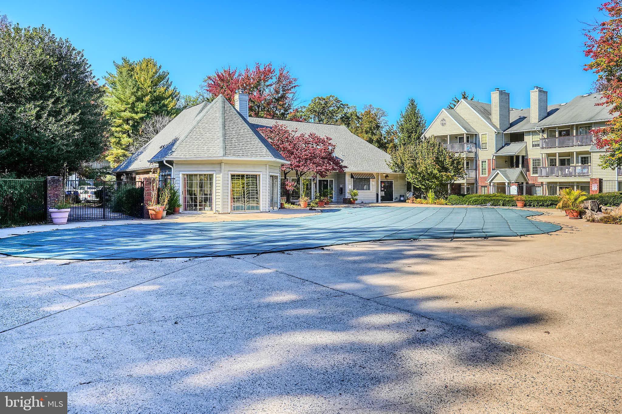 PENDERBROOK SQUARE CONDOMINIUMS - Residential