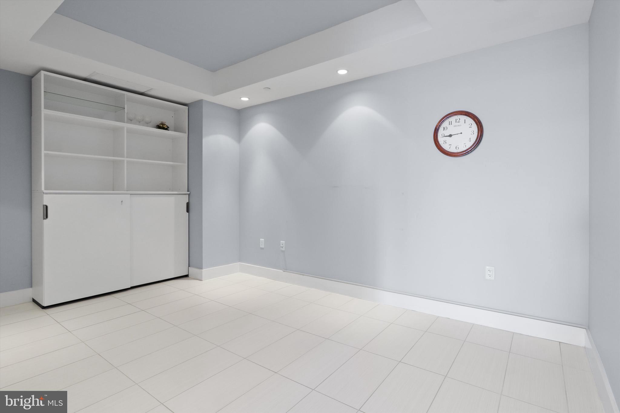 TURNBERRY TOWER - Residential