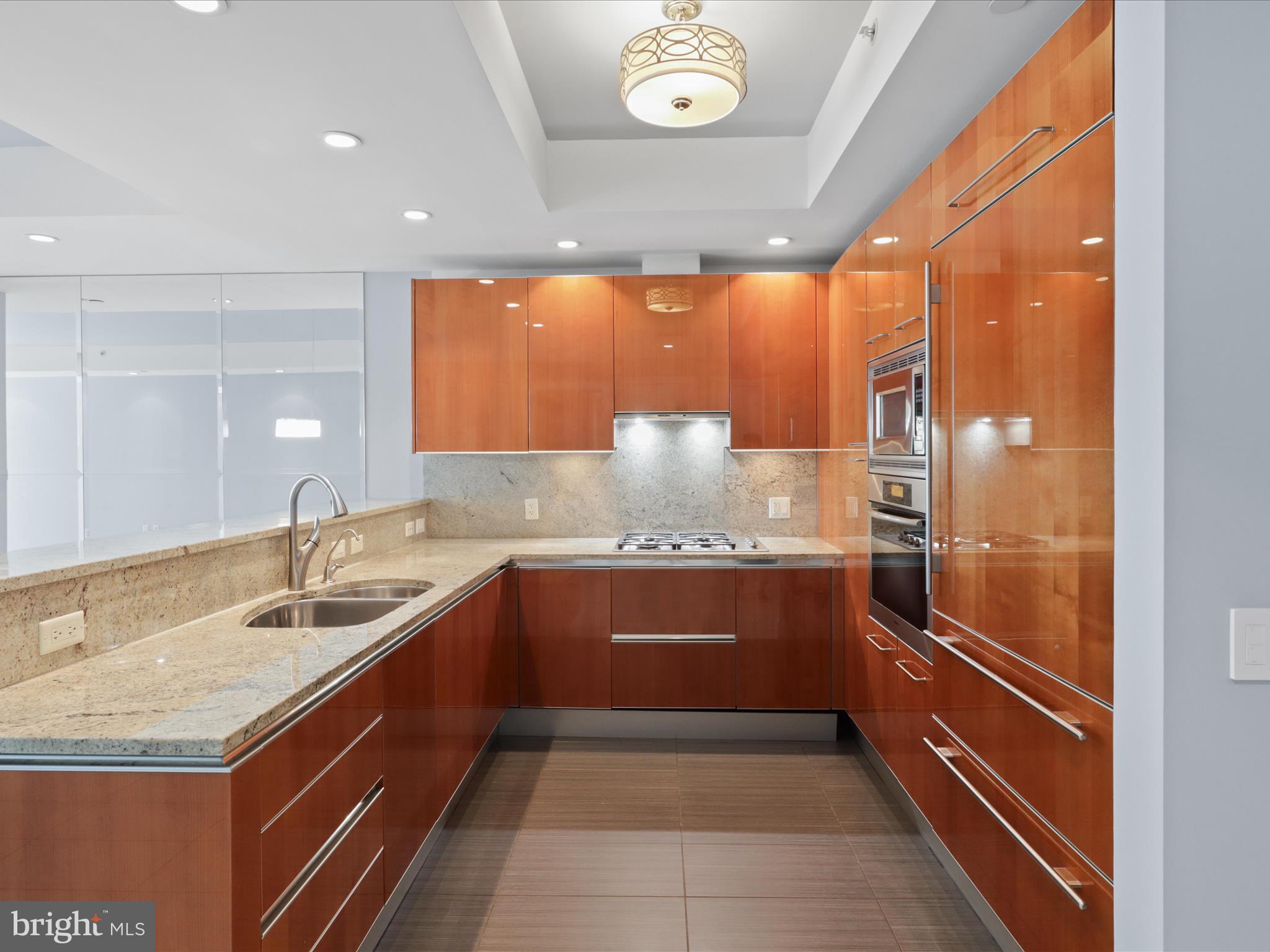 TURNBERRY TOWER - Residential