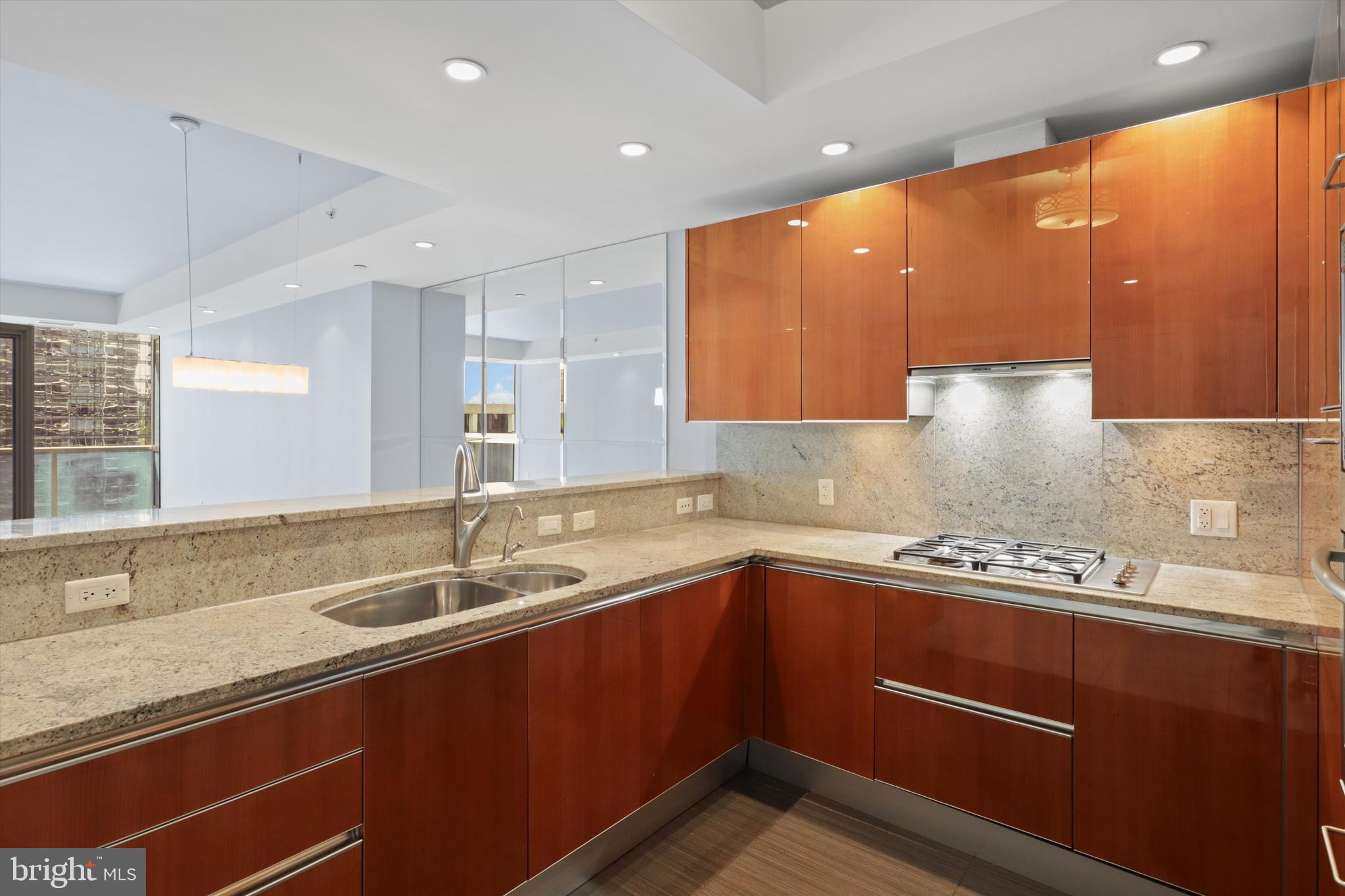 TURNBERRY TOWER - Residential