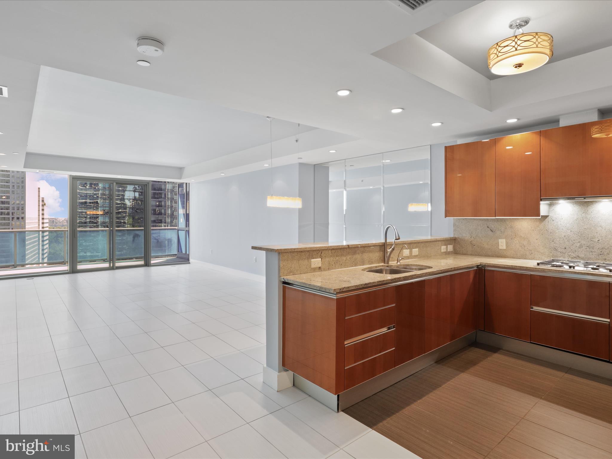 TURNBERRY TOWER - Residential