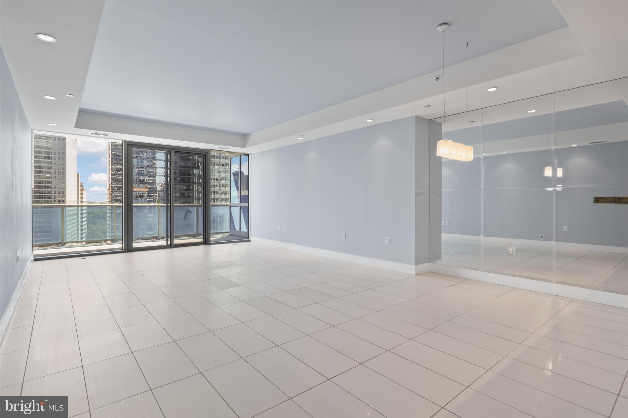 TURNBERRY TOWER - Residential