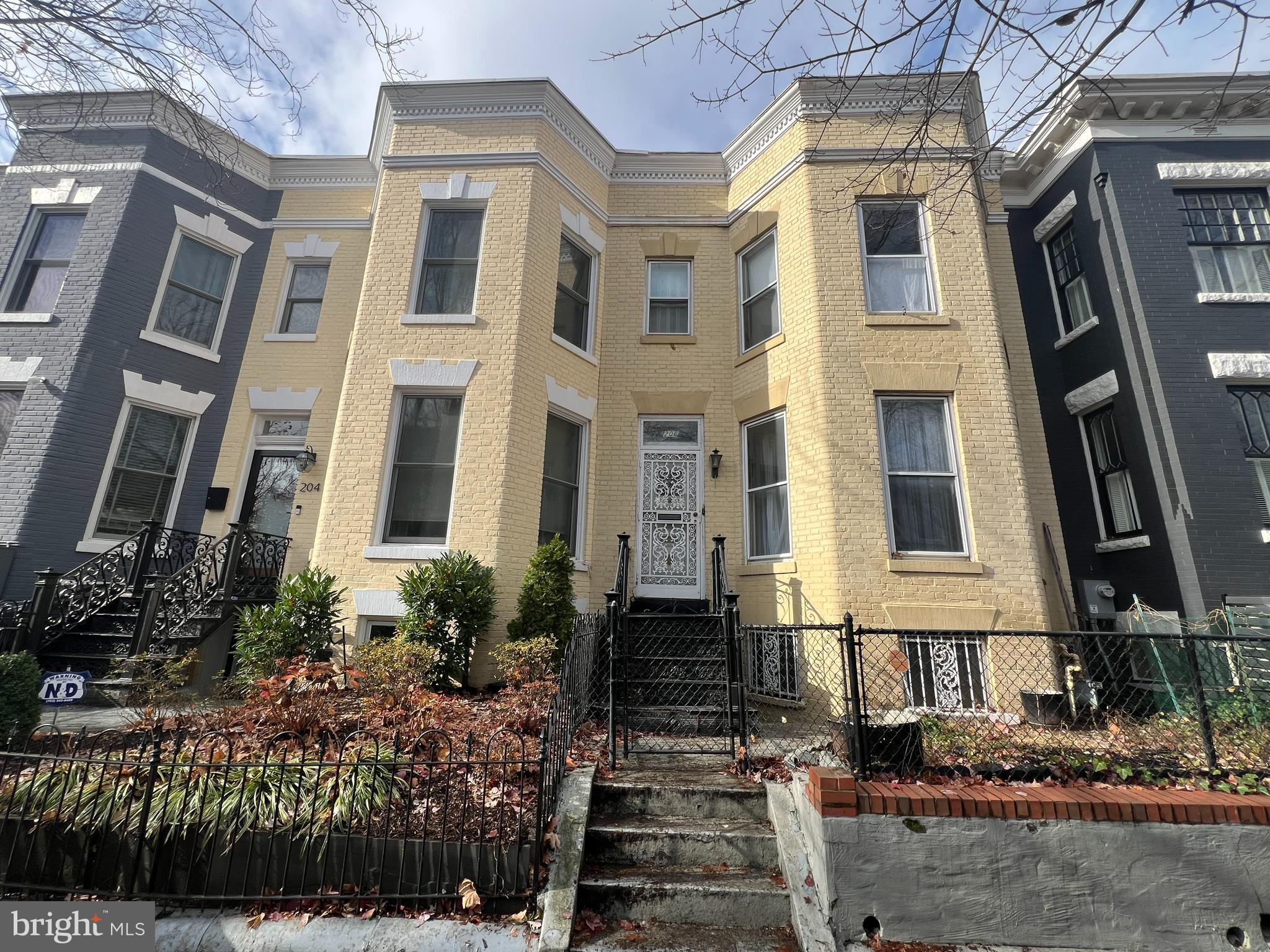 206 10TH STREET NE