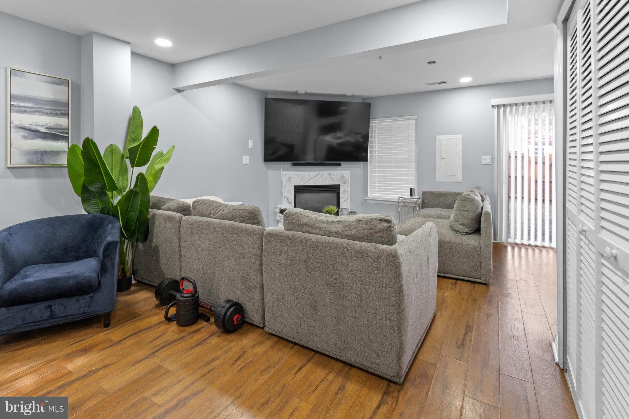 COLONY SQUARE - Residential