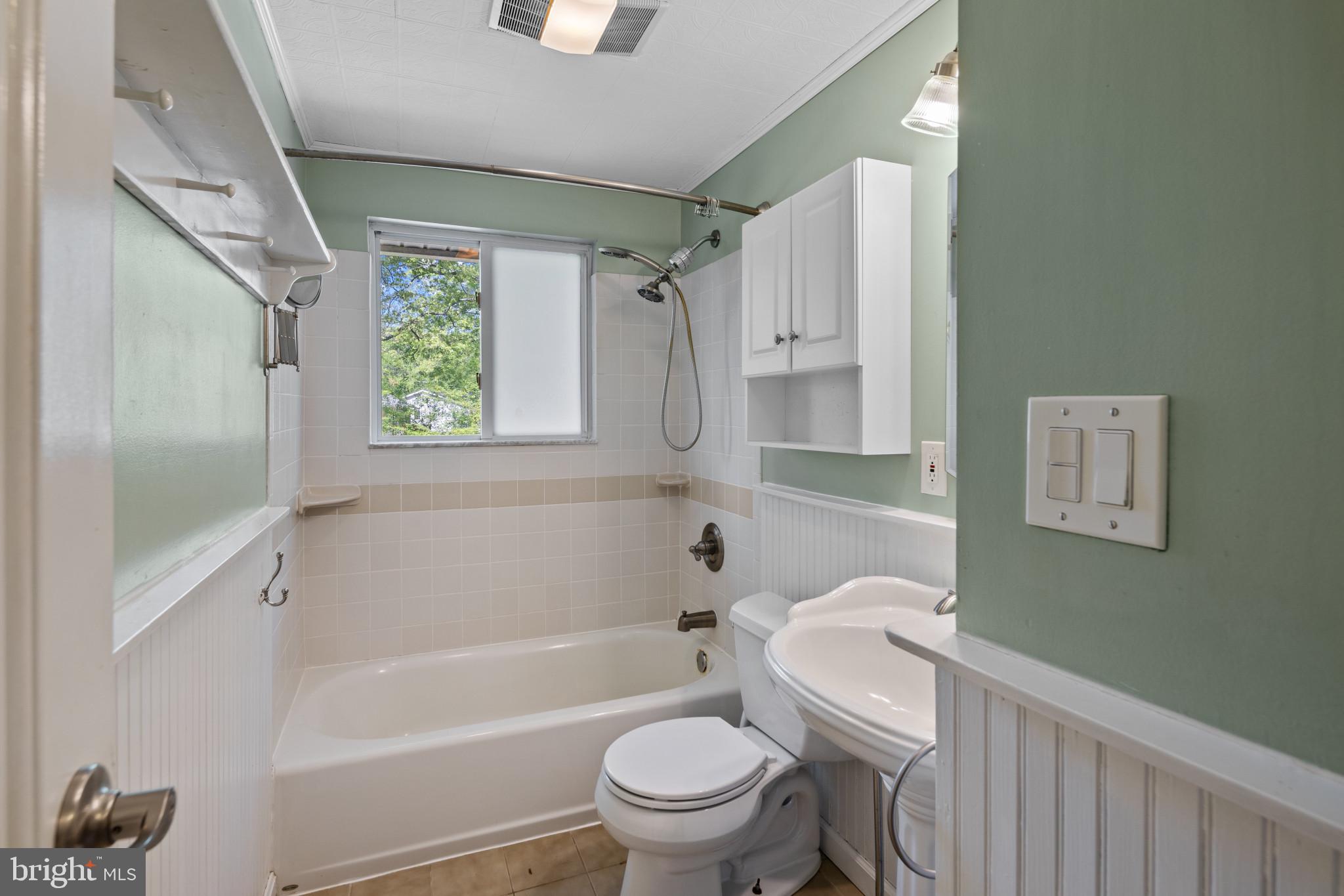 HILLSMERE ESTATES - Residential Lease