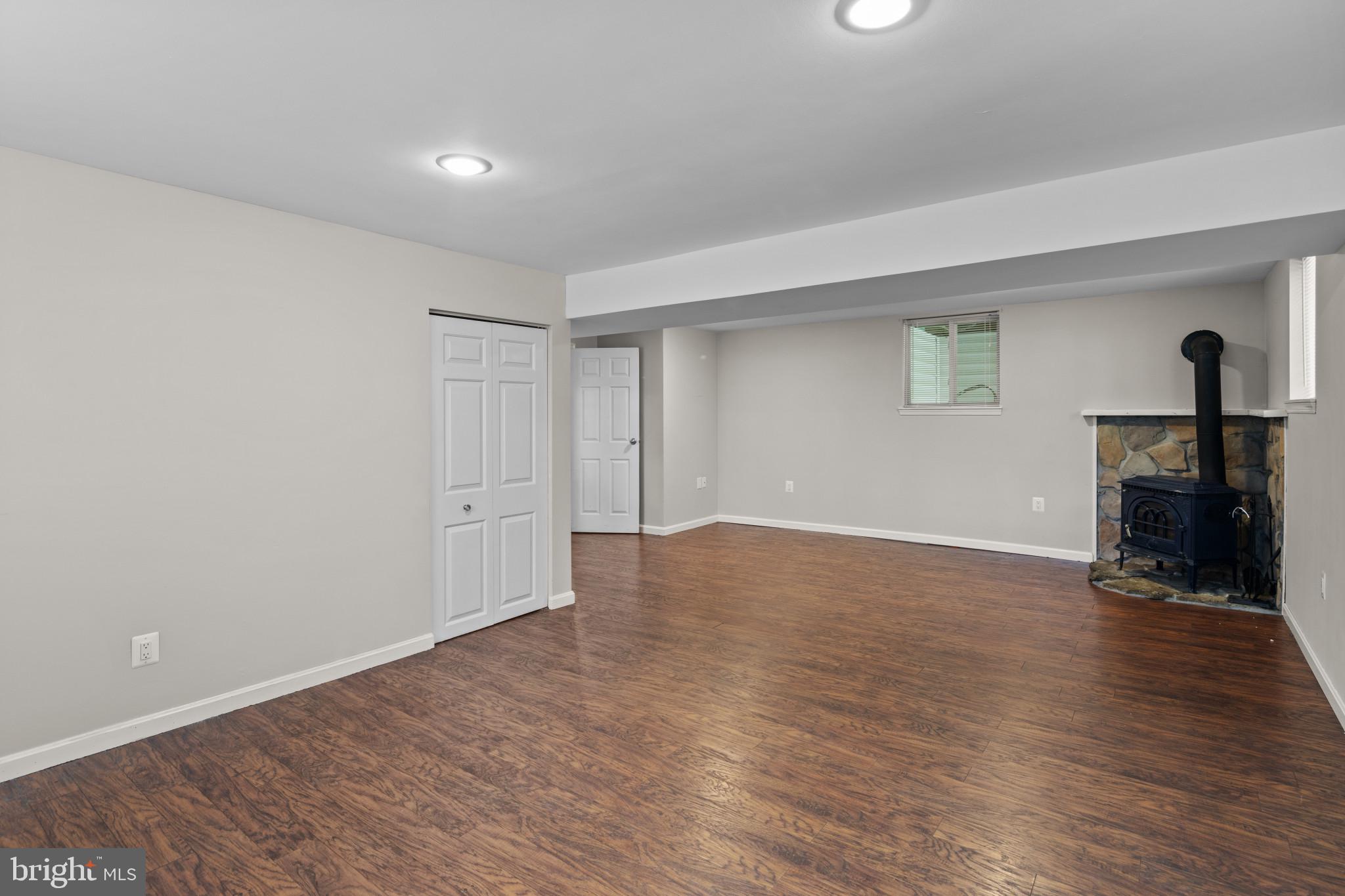 HILLSMERE ESTATES - Residential Lease