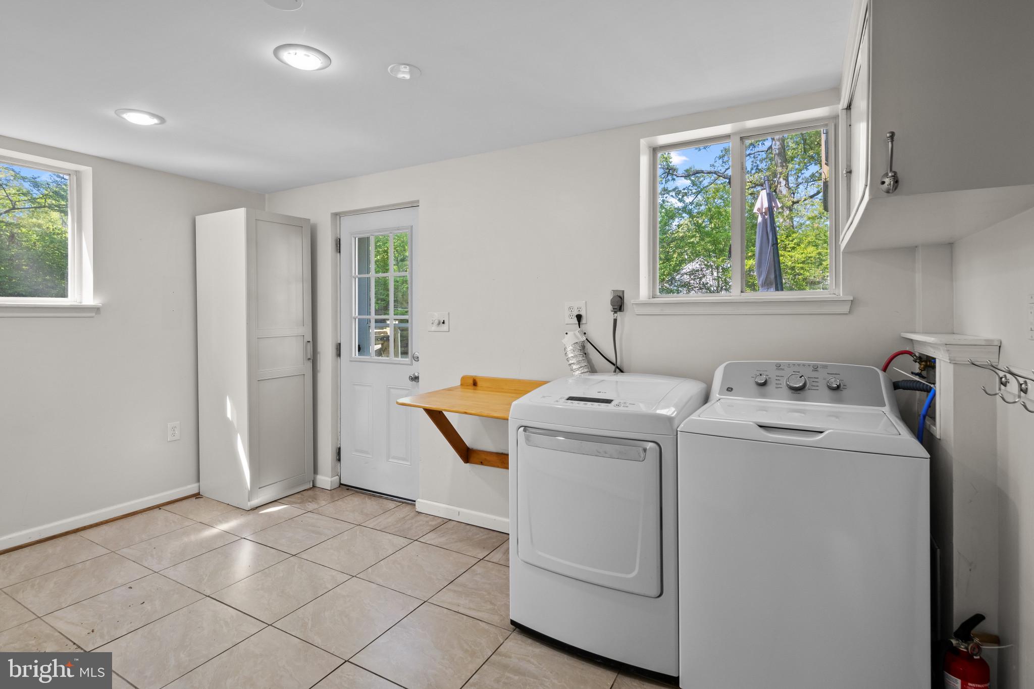 HILLSMERE ESTATES - Residential Lease