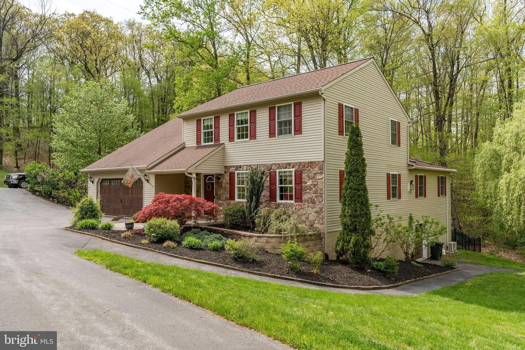 Photo of 945 SWAMP CHURCH RD, REINHOLDS, PA 17569 (MLS # PALA2034274)