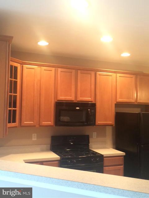 THE RESERVE CONDOMINIUMS - Residential Lease