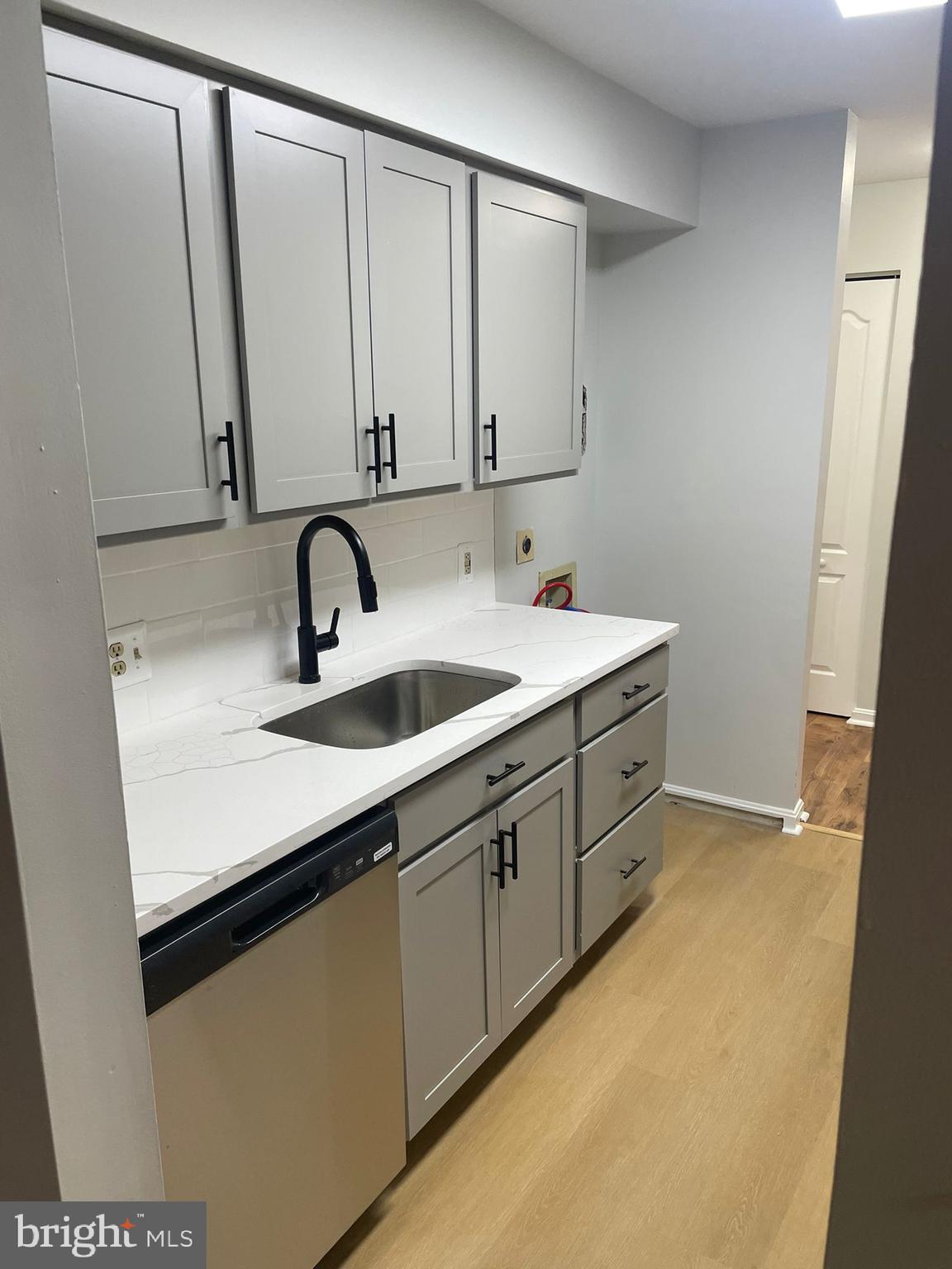 VILLAGE OF MONTGOMERY RUN - Residential Lease