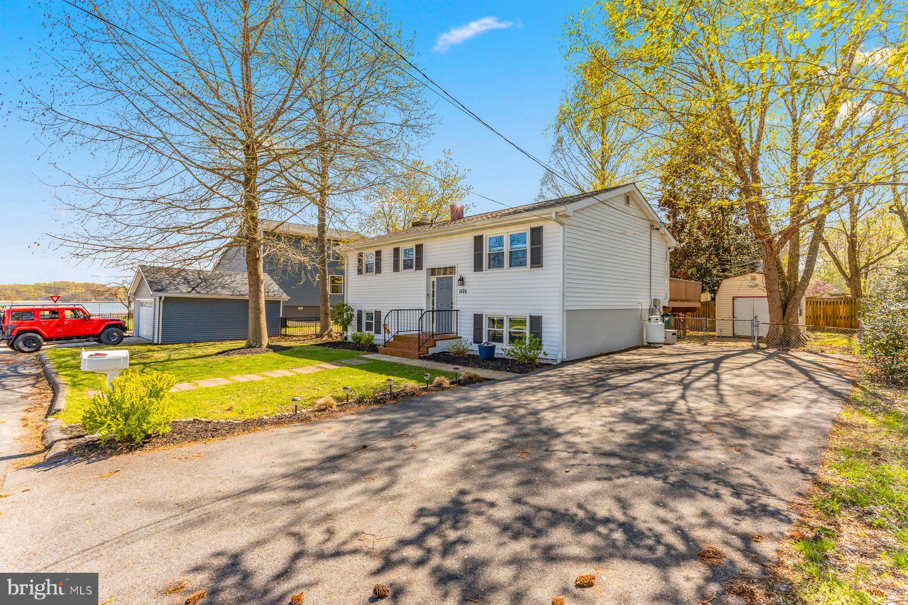 WOODLAND BEACH - Residential