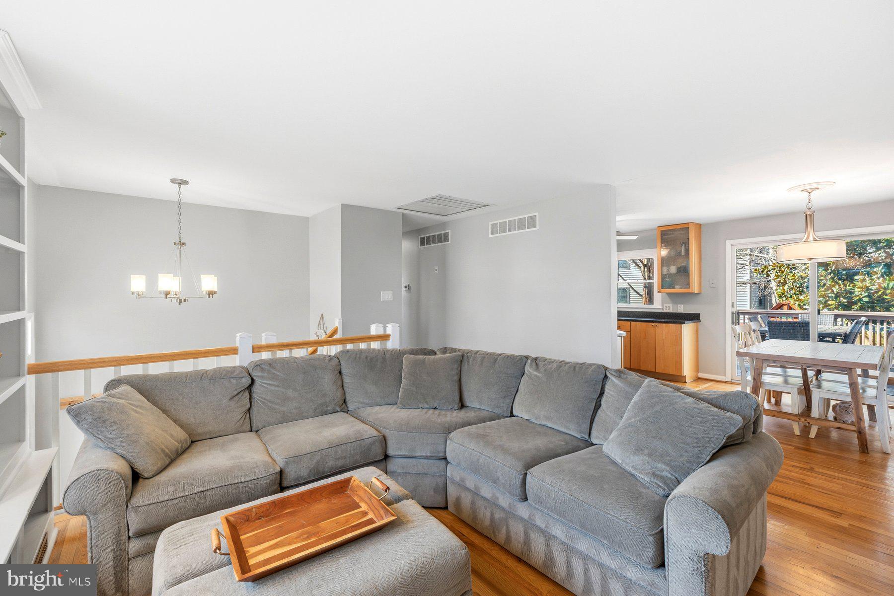 WOODLAND BEACH - Residential