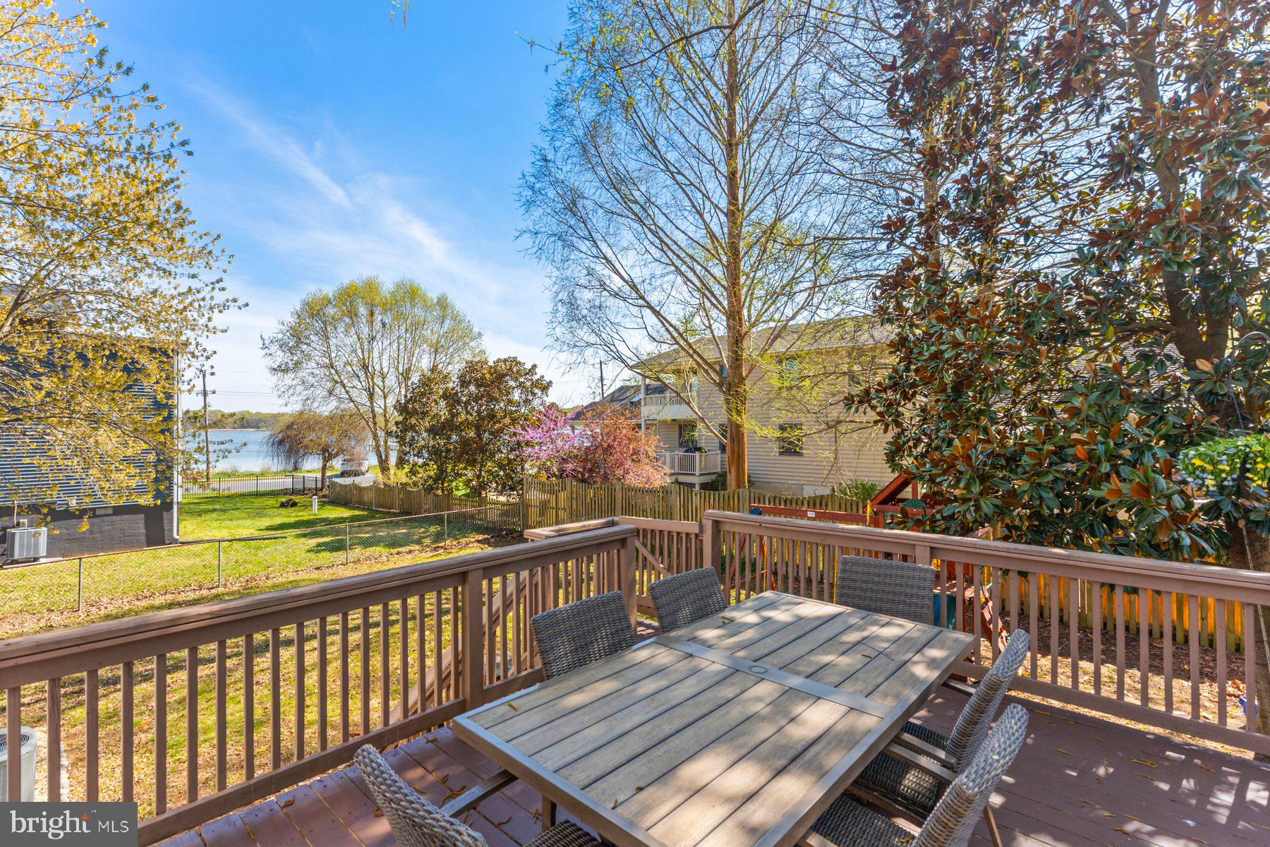 WOODLAND BEACH - Residential