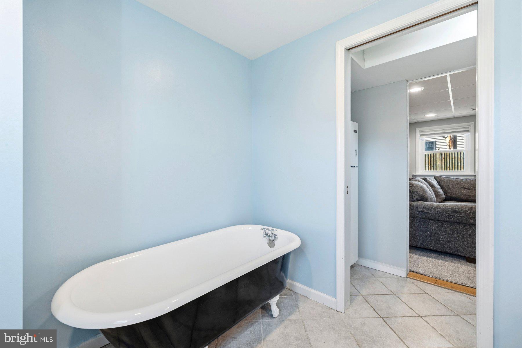 WOODLAND BEACH - Residential