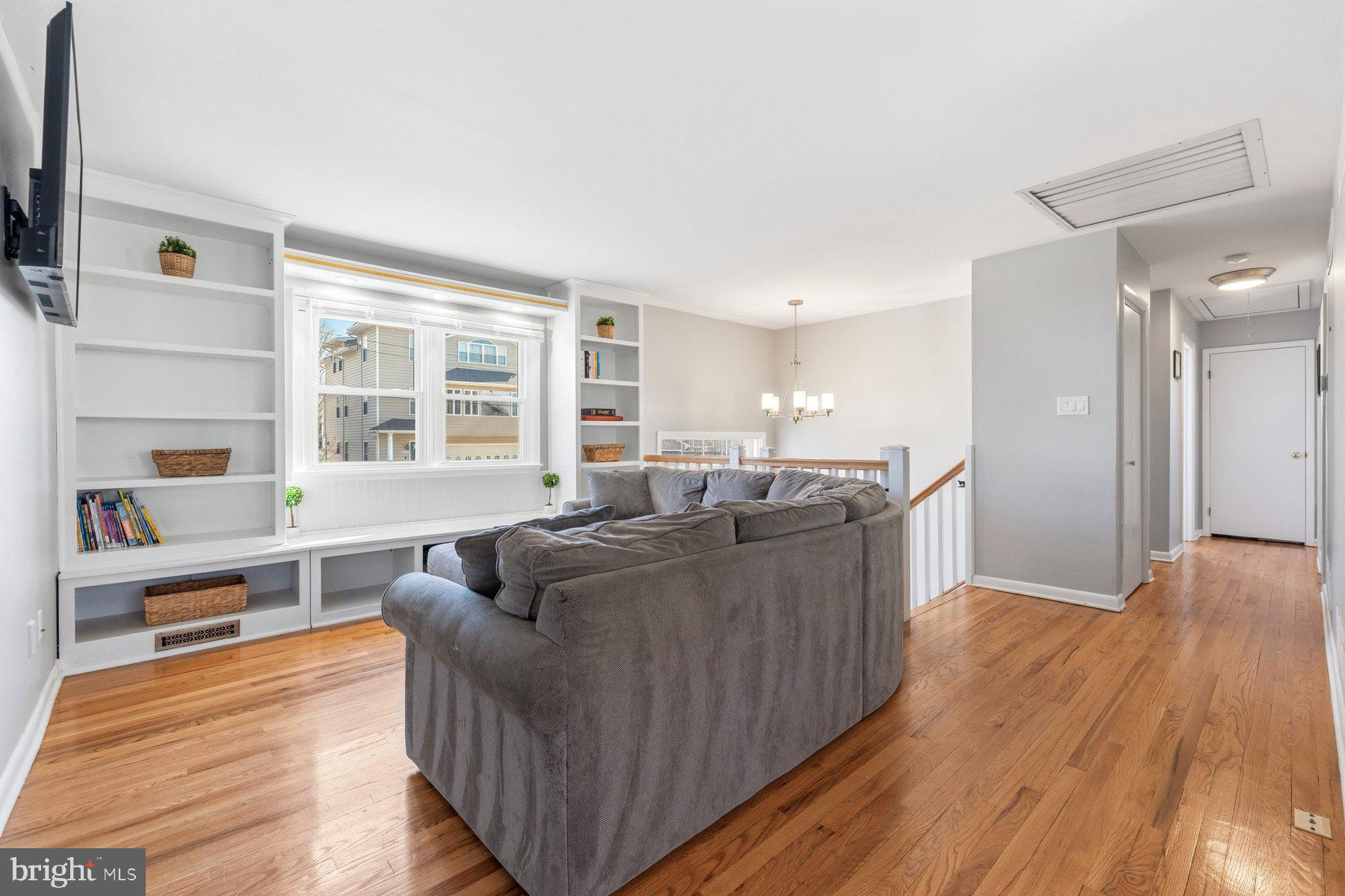 WOODLAND BEACH - Residential