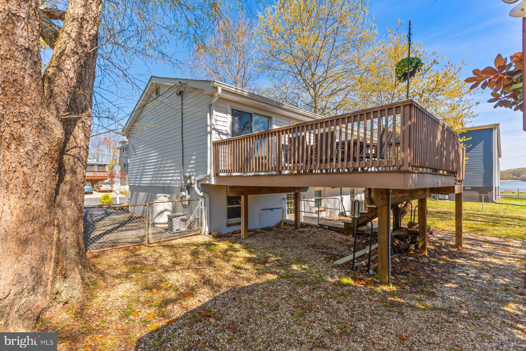 WOODLAND BEACH - Residential