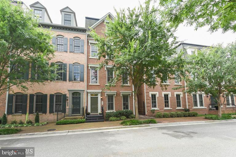 708 ROSE SQUARE