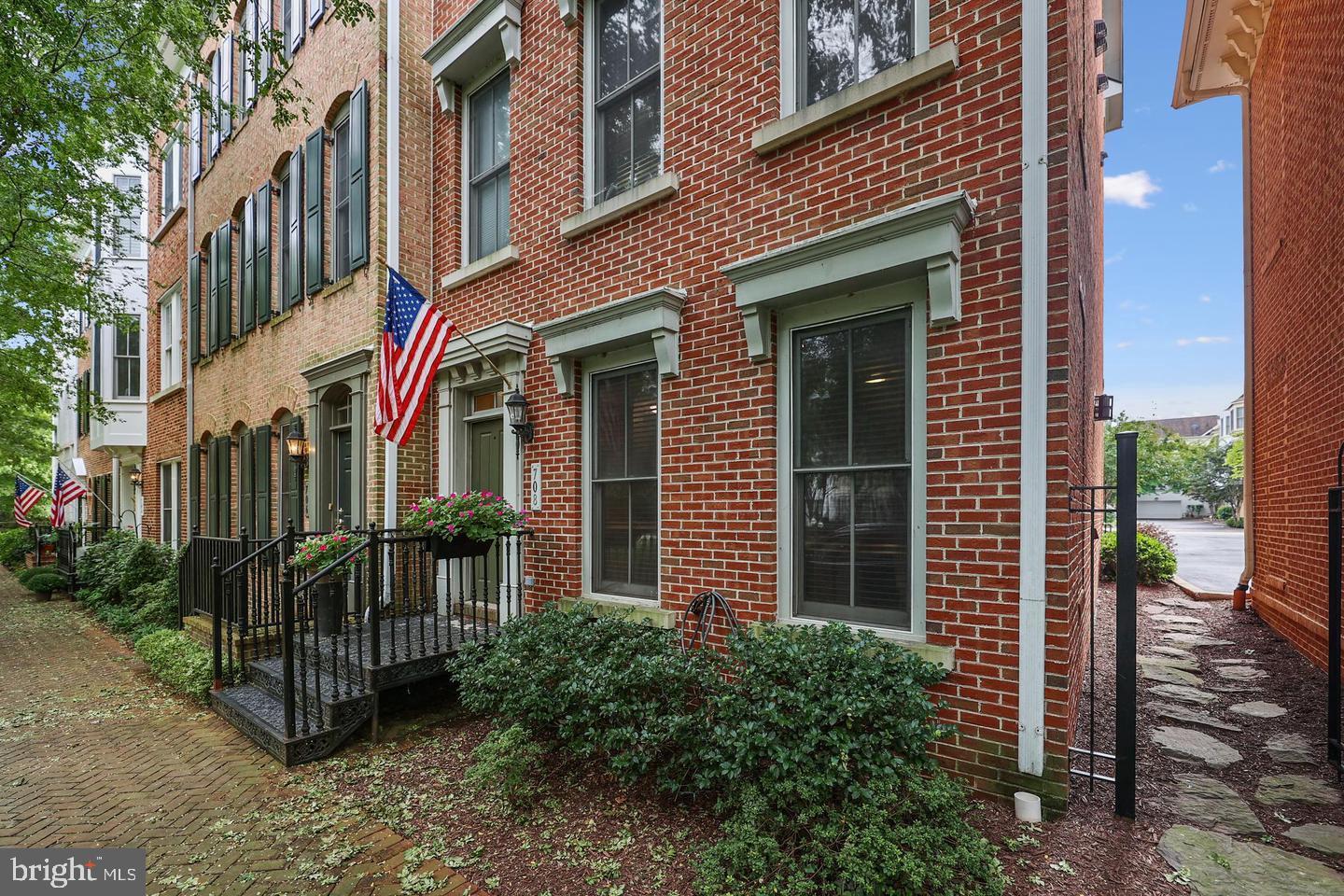 708 ROSE SQUARE