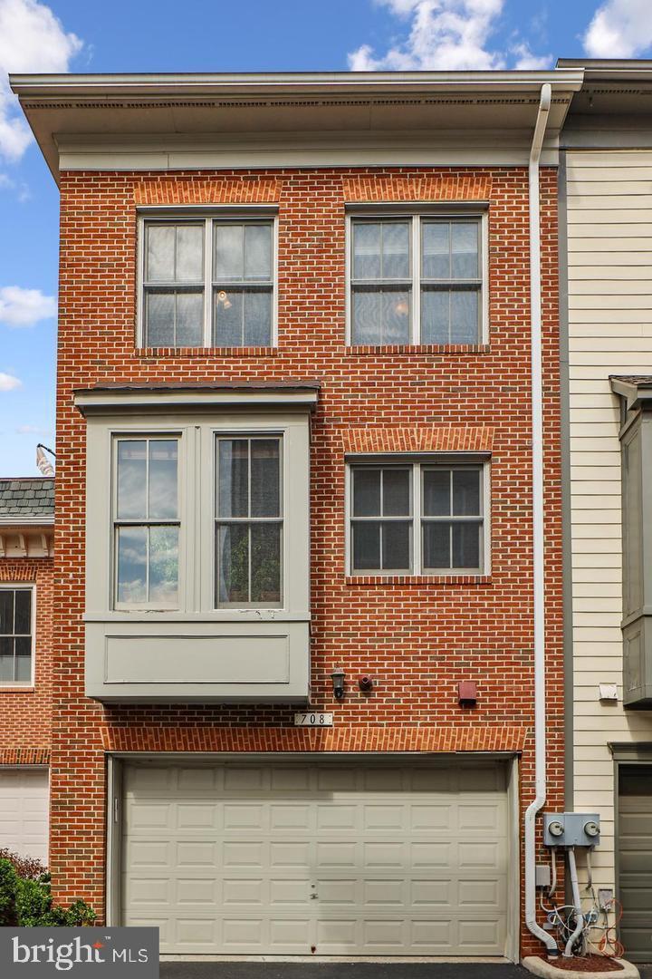 708 ROSE SQUARE