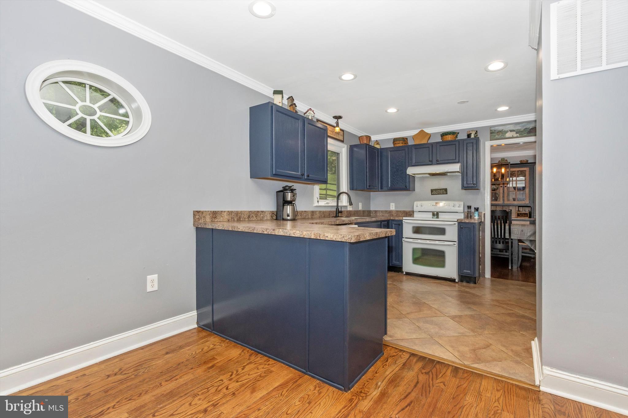 LAKE ANITA LOUISE - Residential