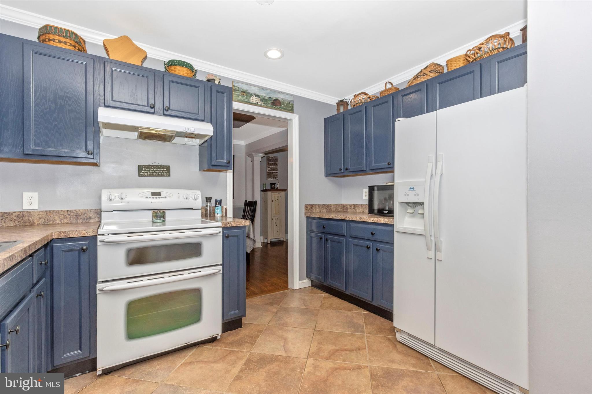 LAKE ANITA LOUISE - Residential