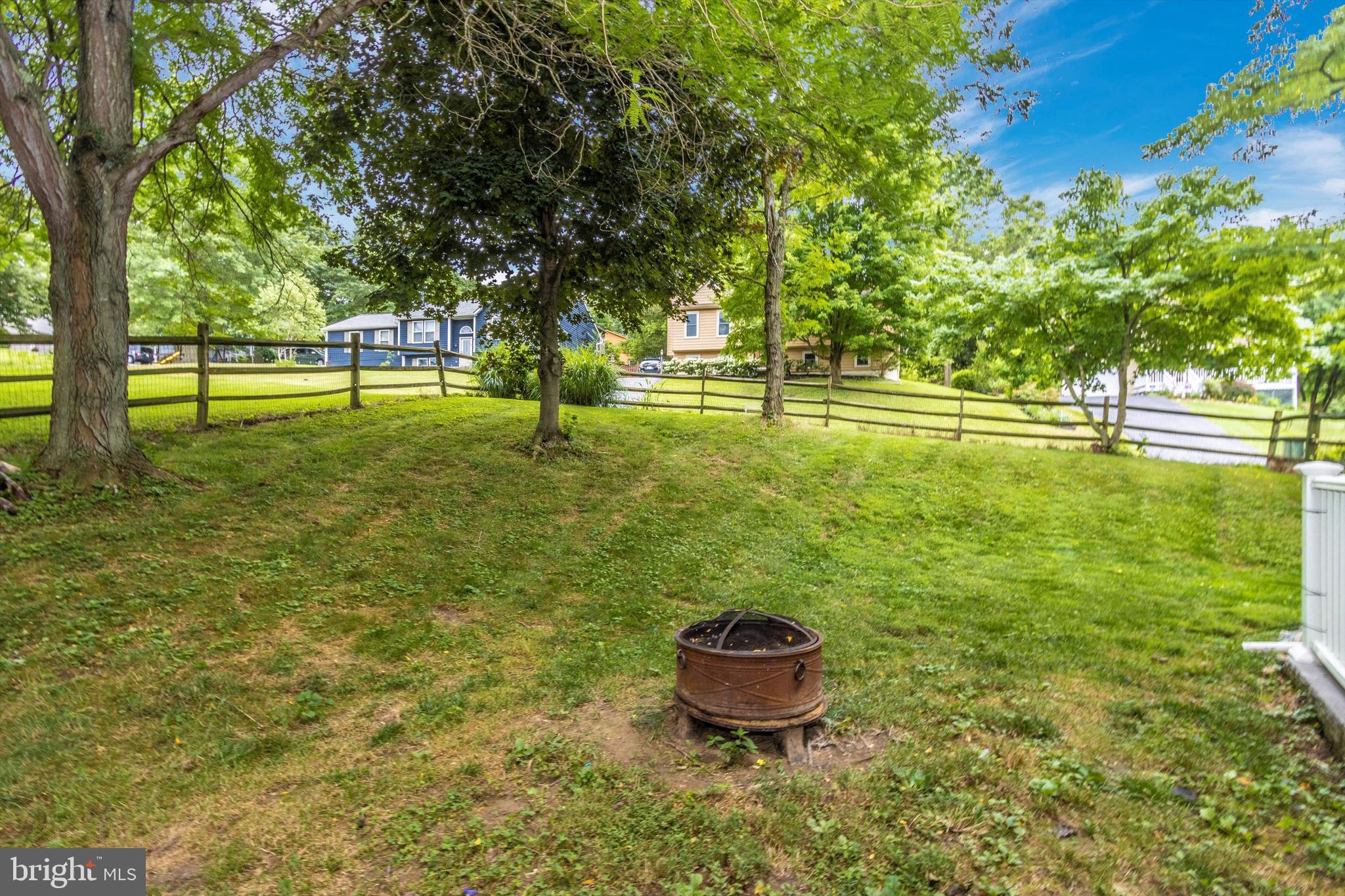 LAKE ANITA LOUISE - Residential