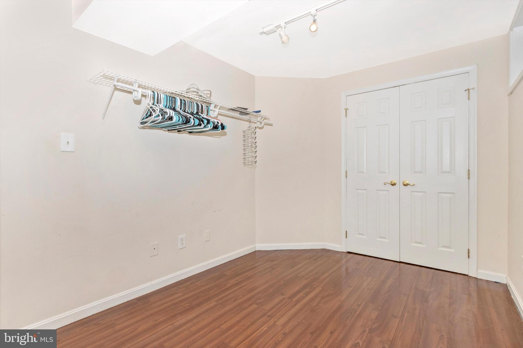 LAKE ANITA LOUISE - Residential