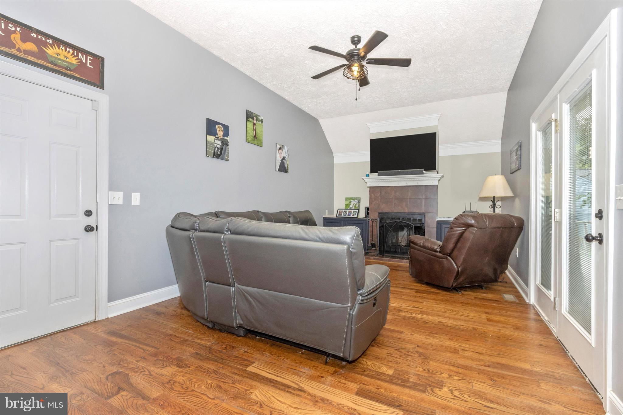 LAKE ANITA LOUISE - Residential