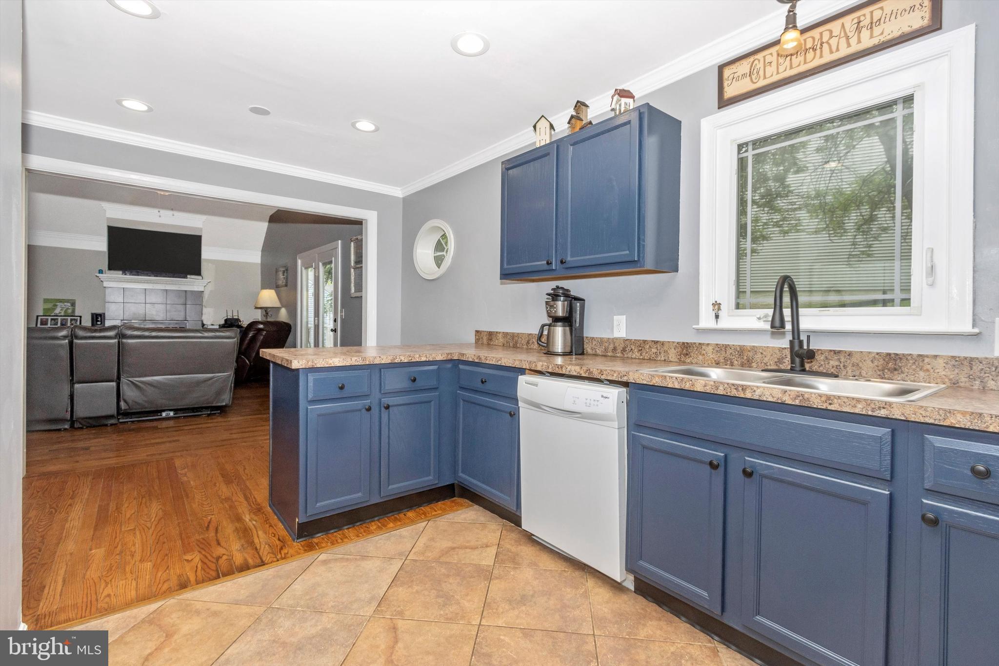 LAKE ANITA LOUISE - Residential