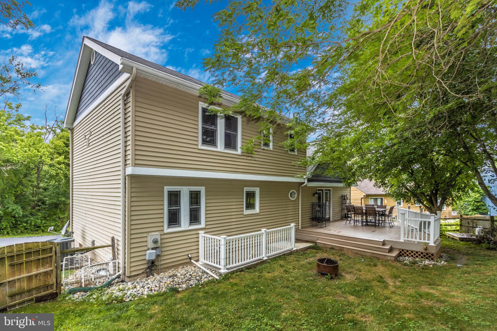 LAKE ANITA LOUISE - Residential