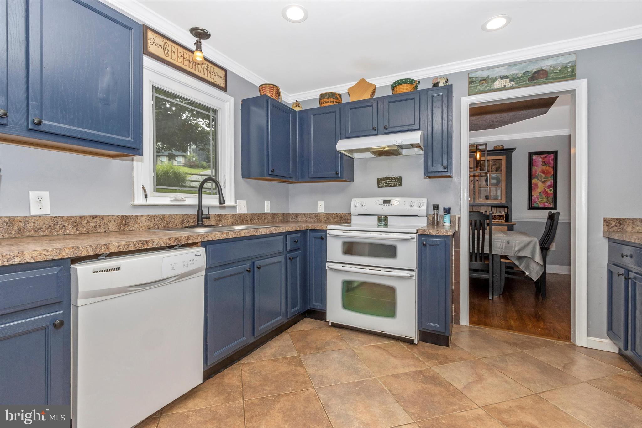 LAKE ANITA LOUISE - Residential