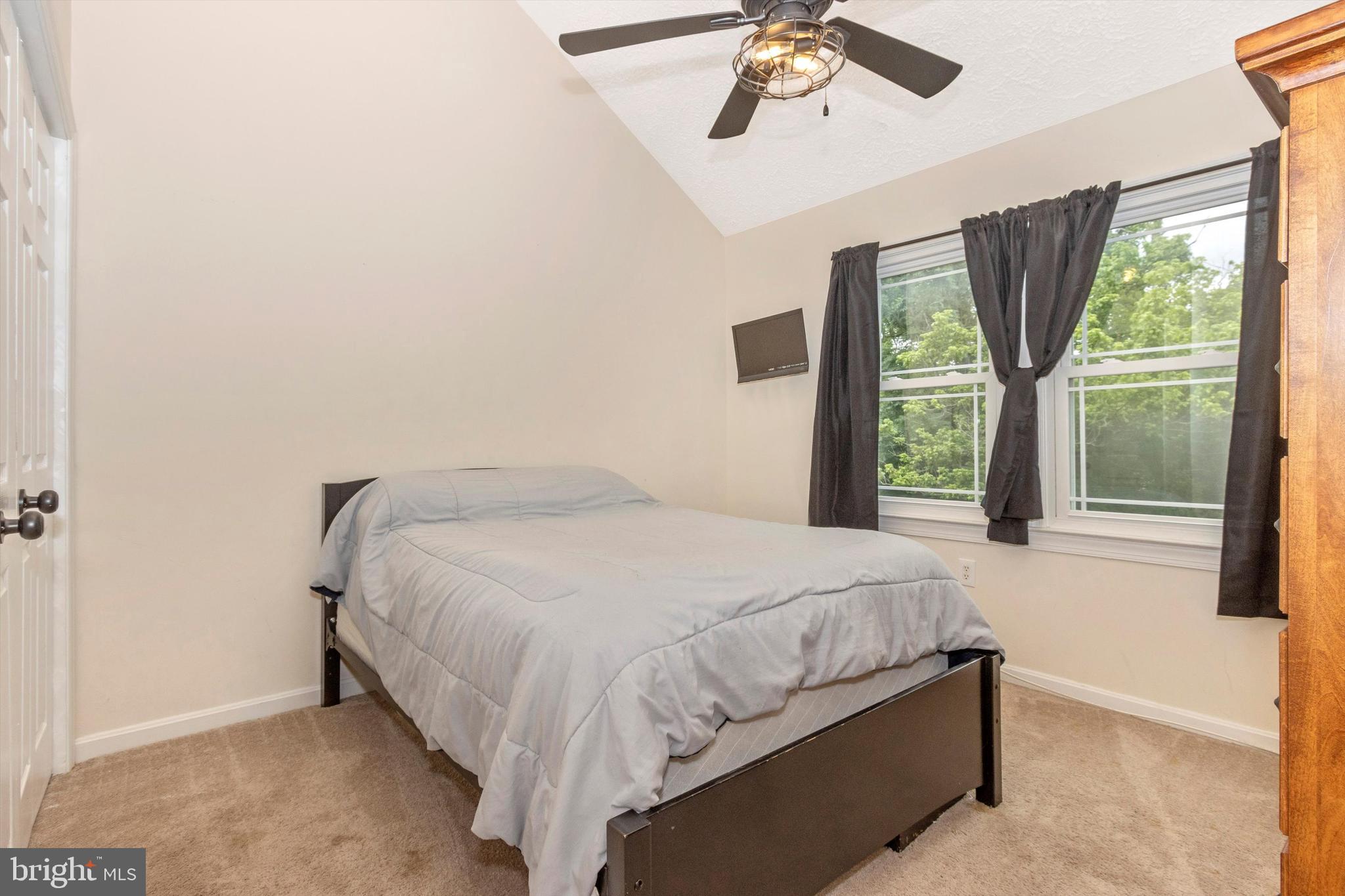 LAKE ANITA LOUISE - Residential